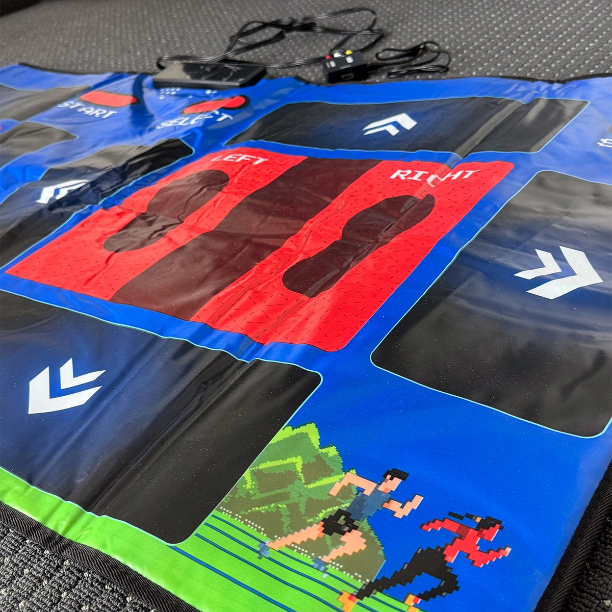 Mad Monkey - Retro Track and Field Mat voor 2 spelers inclusief 25x 8-bit games