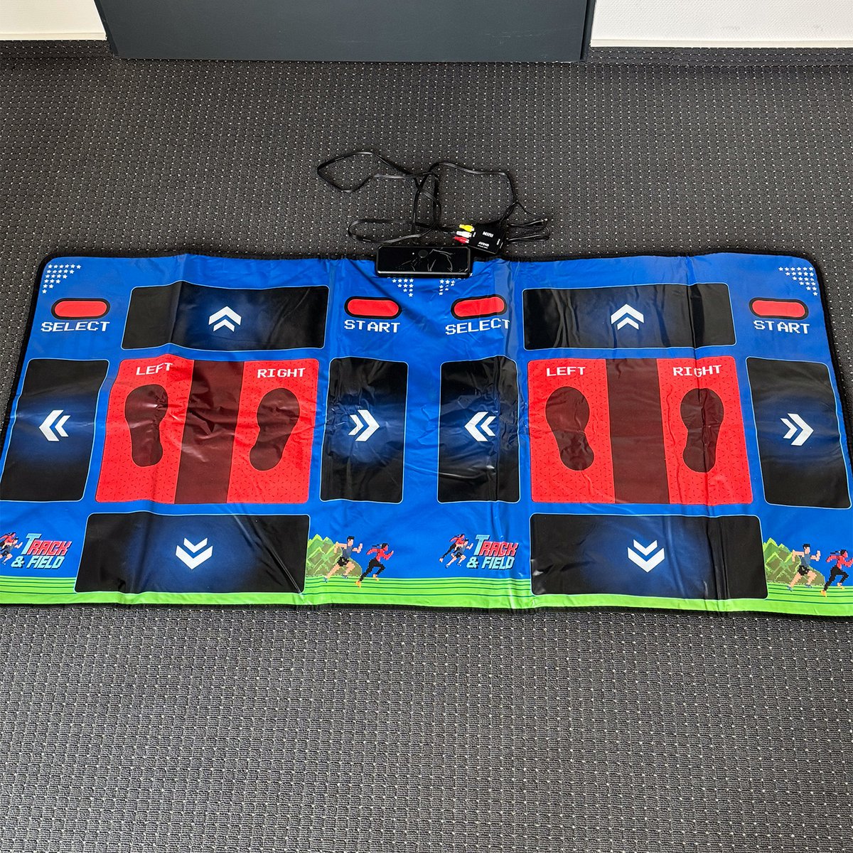Mad Monkey - Retro Track and Field Mat voor 2 spelers inclusief 25x 8-bit games